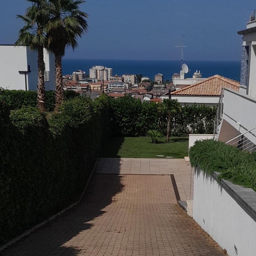 فندق Just Blue Montesilvano Marina المظهر الخارجي الصورة