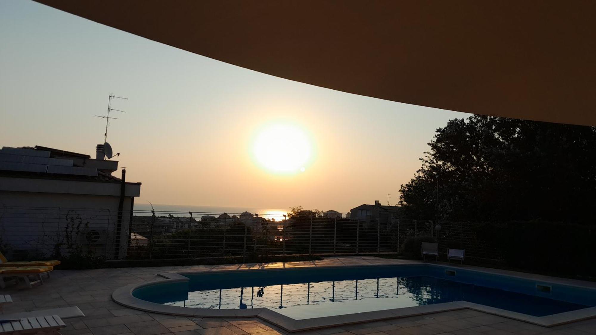 فندق Just Blue Montesilvano Marina المظهر الخارجي الصورة