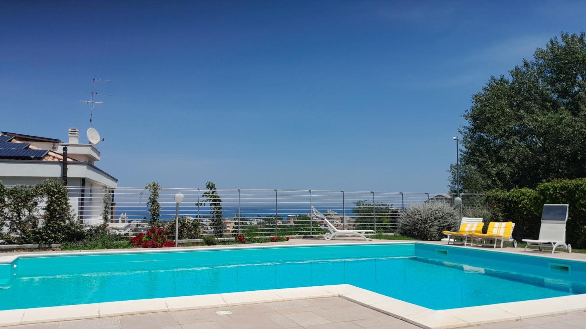 فندق Just Blue Montesilvano Marina المظهر الخارجي الصورة